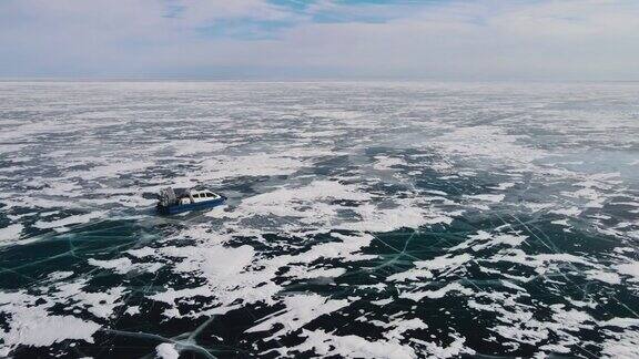 气垫船在贝加尔湖的冰面上行驶开着Hivus环湖行驶