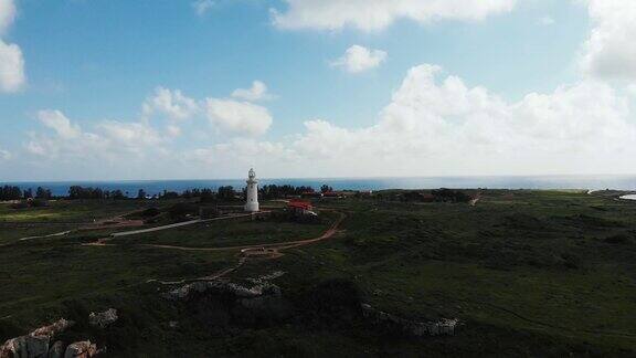 灯塔和地平线上的大海鸟瞰图蓝天碧草塞浦路斯帕福斯