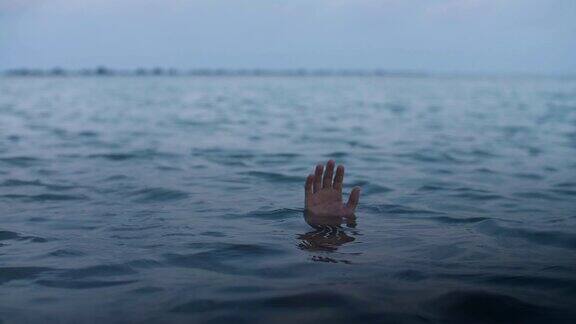 一个溺水的人的手掉进了水里一个人陷入债务和无法帮助自己