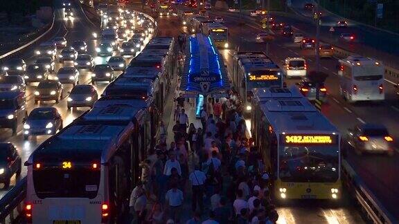 伊斯坦布尔的交通高峰时段公共交通