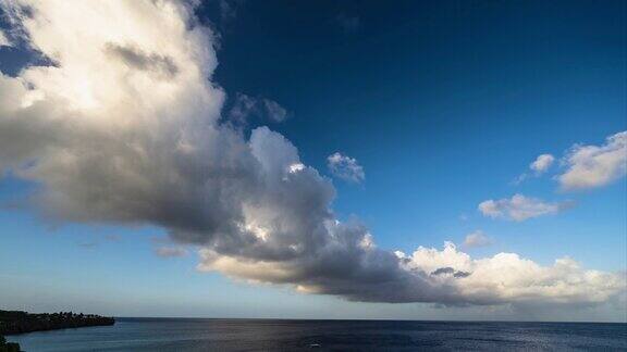 延时拍摄的海上移动云