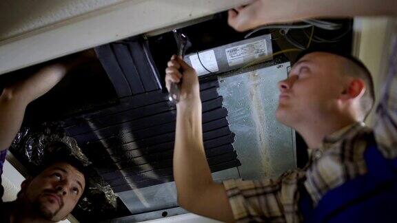 维修冷却系统的人员在维修过程中不小心损坏了管道