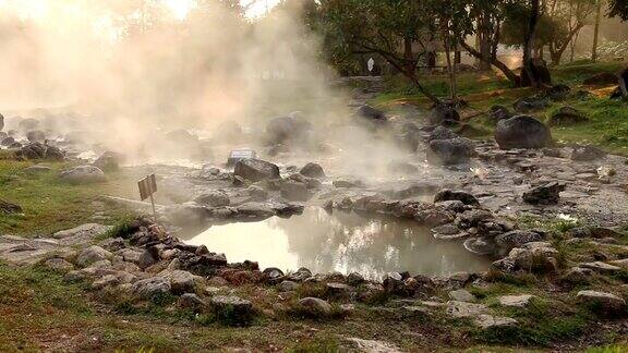 泰国南邦chaeson国家公园的温泉-天然矿泉水