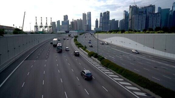 新加坡的道路交通和高速公路上的交通与摩天大楼的背景