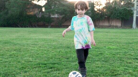 小男孩在玩他的足球