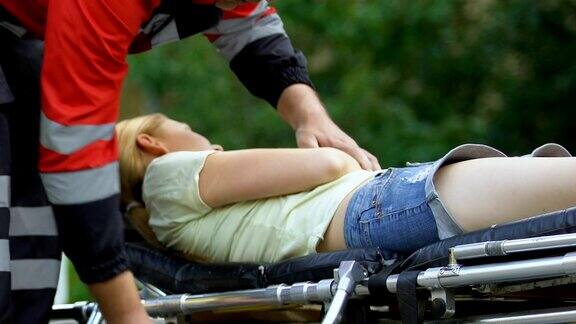 医护人员用担架抬着昏迷的女性专业急救