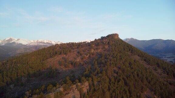 鹰崖山的鸟瞰图落基山脉埃斯蒂斯公园科罗拉多州