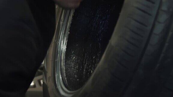 轮胎准备轮胎服务汽车轮在现代设备上安装轮胎