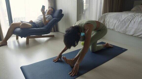 亚洲运动有吸引力的女人练习瑜伽
