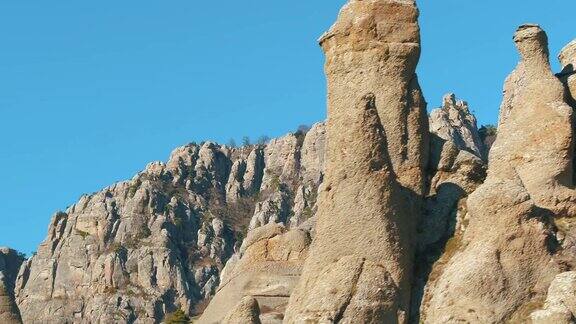 尖锐岩层的特写射杀群山映衬着蓝天