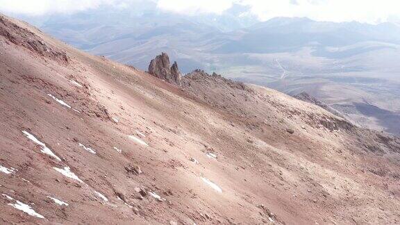 鸟瞰图飞过钦博拉索火山的山坡朝向呜咽针