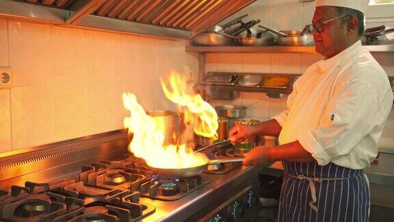 专业厨师用火药味烹饪食物