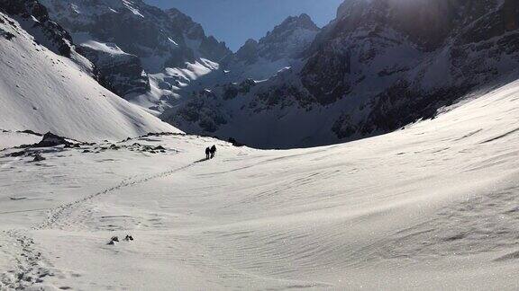 登山者登山雪山艰难困境