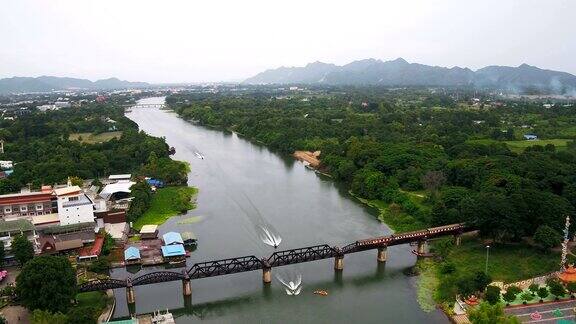 这列火车正驶过一座横跨桂河的大桥这座大桥建于第二次世界大战期间