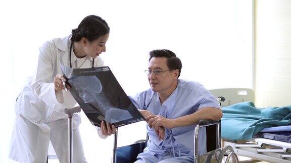 医生在医院给老人展示实验室医生在检查老年病人