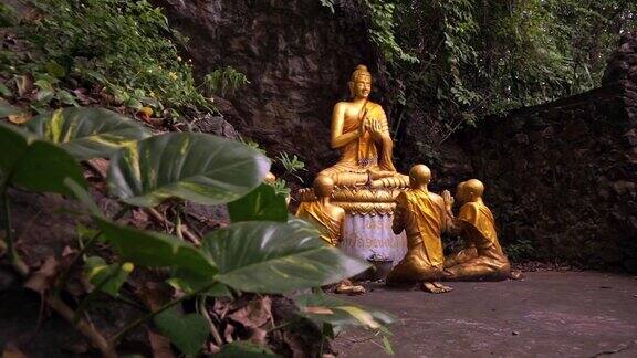 在老挝琅勃拉邦佛西山佛陀和沙弥雕像缩小