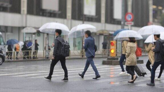 在东京品川市中心的雨天散步的人们