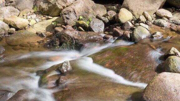 溪水绕着石头流