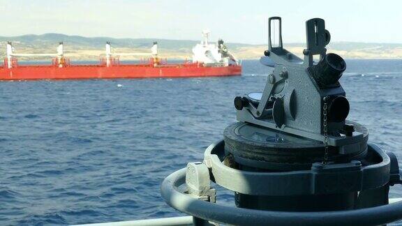 通过船的六分仪观察油轮平行航行