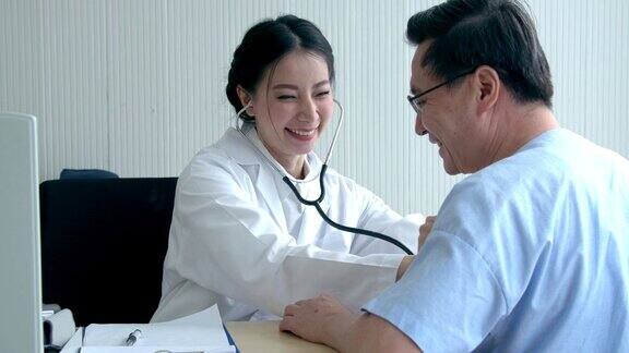 微笑的女医生与老病人在诊所交谈