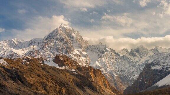 在巴基斯坦罕萨河谷地区的帕苏山谷喀喇昆仑山脉雪山壮丽景色的延时移动云日出场景