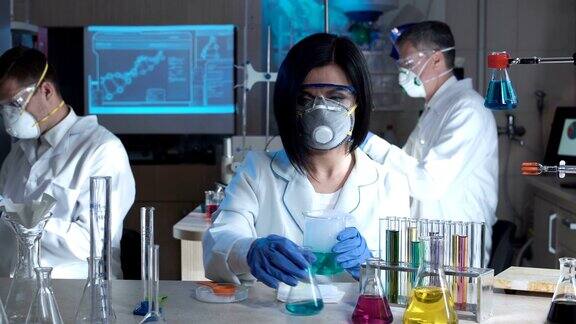 在实验室里做化学实验的科学家