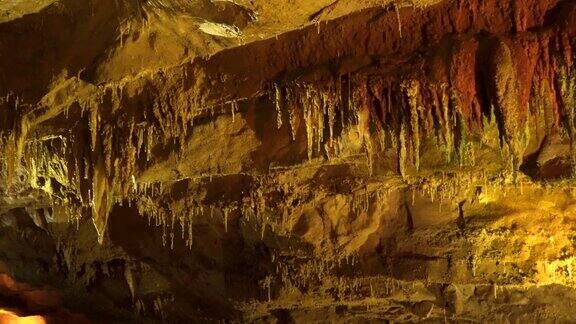 格鲁吉亚西部喀斯特洞穴中的钟乳石和石笋
