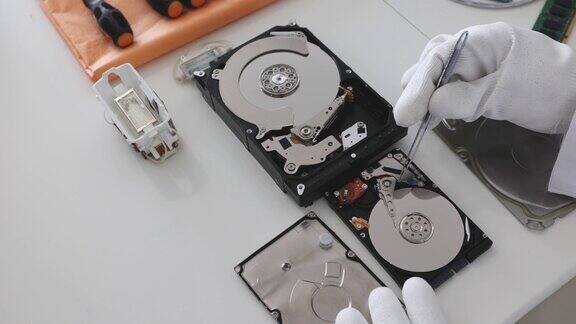工程师修理坏了的电脑硬盘电子维修店科技发展理念