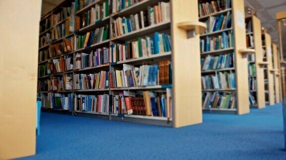 一个空的公共图书馆里的书的通道