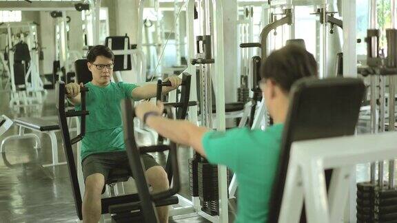 亚洲男人在健身房锻炼