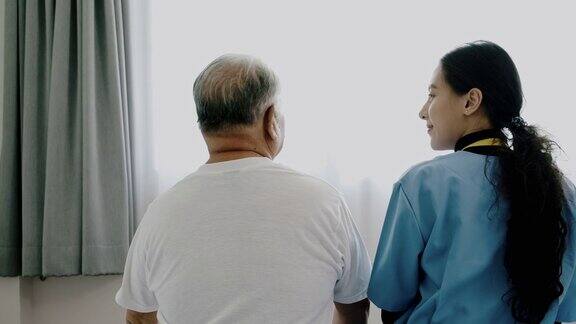 护士在家和老男人聊天的背影