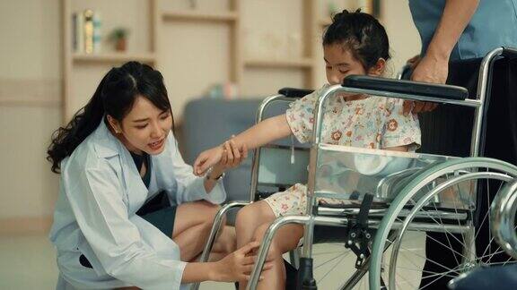 小女孩坐在轮椅上和骨科医生交谈
