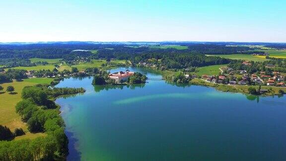 在上巴伐利亚的Klostersee湖上的修道院