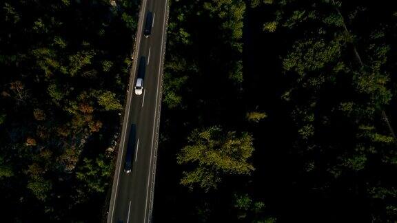 道路和河流的鸟瞰图