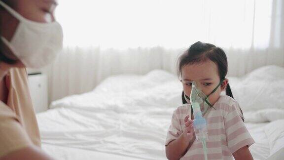 母亲在家中为生病的女儿准备了吸入器口罩