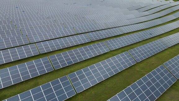 太阳能农场为国家电网发电为电池充电新绿色能源概念