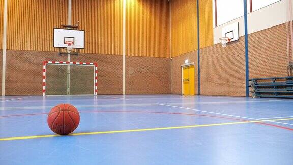 在空荡荡的体育馆打篮球