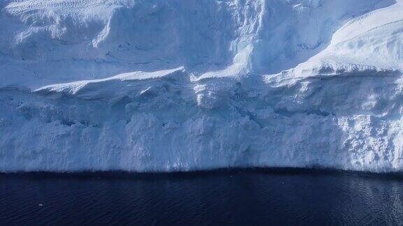 极地自然环境中的巨大高冰冰川