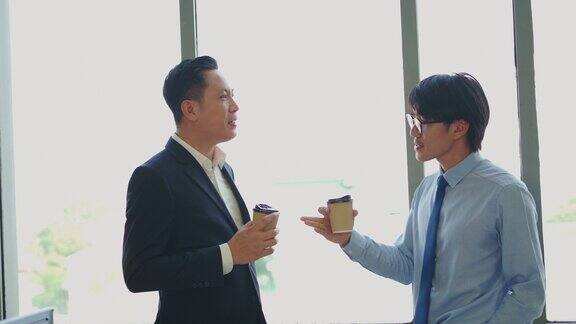 两个亚洲同事在办公室谈话