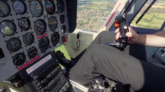 在飞行员保持控制手柄的直升机相机里面飞行员座舱