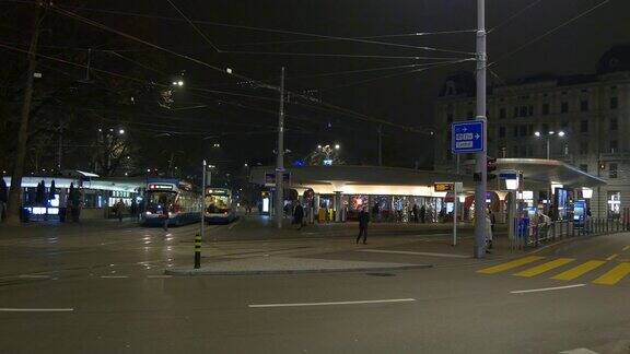 瑞士夜间时间苏黎世贝尔维尤电车站交通十字路口全景4k