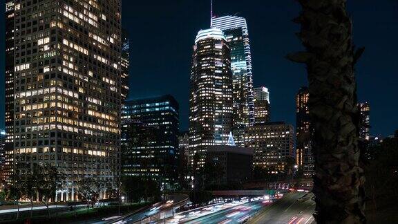 夜间移动的汽车延时灯光延时拍摄美国加州洛杉矶市中心