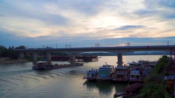 日落时河边的渔船