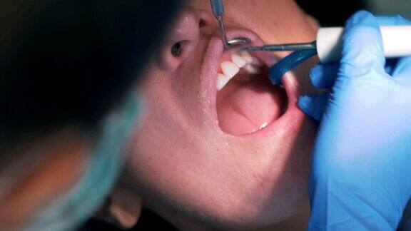 牙医为女病人治疗牙齿