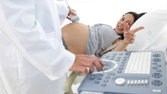 黑发孕妇正在做超声波扫描