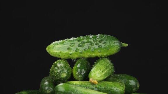 雨滴落在一堆旋转的绿黄瓜上