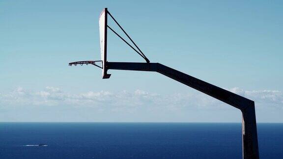篮球篮子在蓝天和大海的背景下