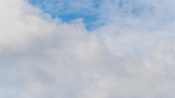 夏日的天空淡蓝色云的背景美丽清澈多云在阳光下平静明亮的冬季空气背景延时视频片段4K