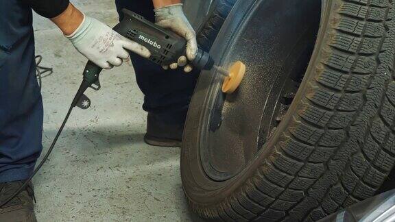 轮胎蒙太奇清洁轮辋电刷汽车轮服务工作车库车间在汽车修理店工作特写镜头