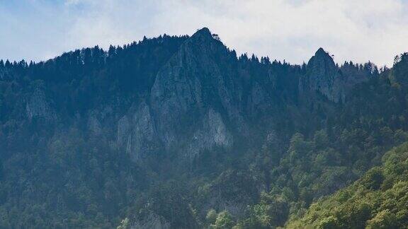 放大时间流逝的岩石山峰